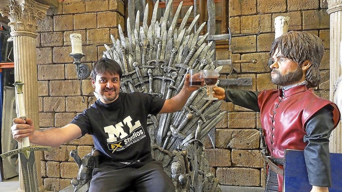 UN TRONO EN VILLANUBLA. Nunca recibió una clase, lo suyo comenzó de forma autodidacta, pero pronto descubrió que esto era «su pasión». Por eso no dudó en montar un taller vallisoletano, situado en el polígono San Cosme de Villanubla.-MIGUEL ÁNGEL SANTOS