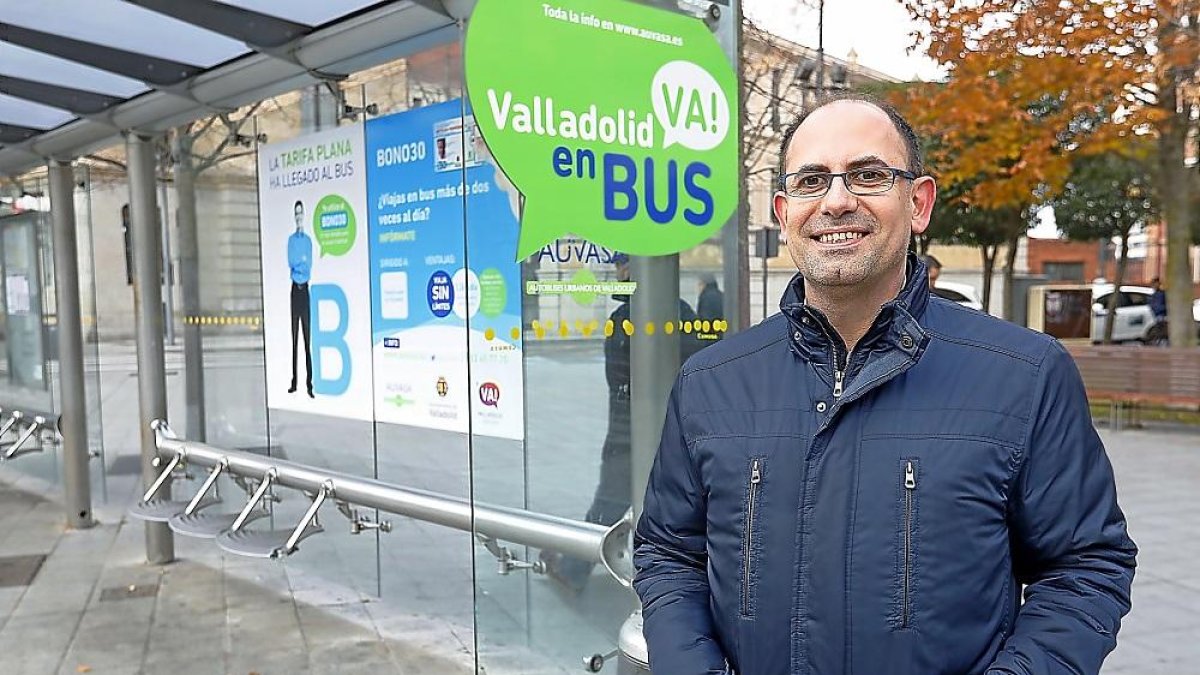 El concejal de Seguridad y Movilidad en el Ayuntamiento de Valladolid, Luis Vélez, delante de una parada de autobús.-J. M. LOSTAU