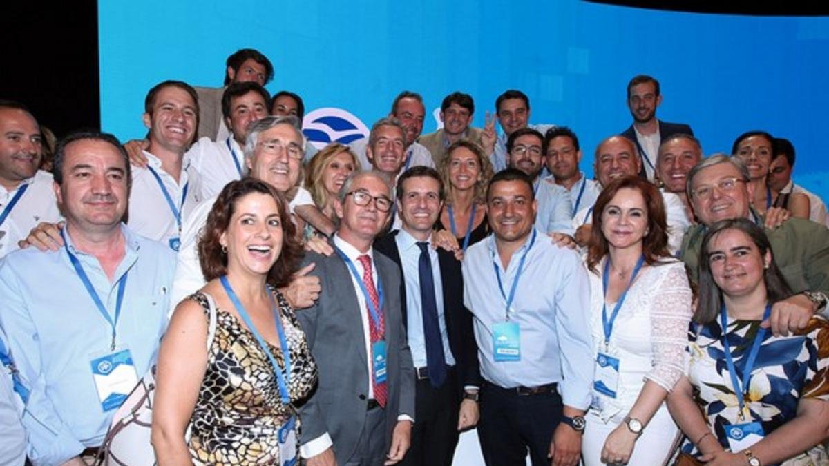 Jornada de clausura del XIX Congreso Nacional Extraordinario del PP en el que será elegido el nuevo presidente de la formación. En la imagen miembros de la delegación de Ávila y la presidenta de las Cortes, Sivia Clemente, posan junto al nuevo presidente.-Juan Lázaro / ICAL