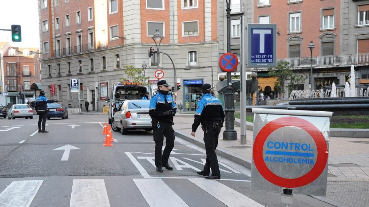 Foto de archivo de un control de alcoholemia en Valladolid.-EL MUNDO
