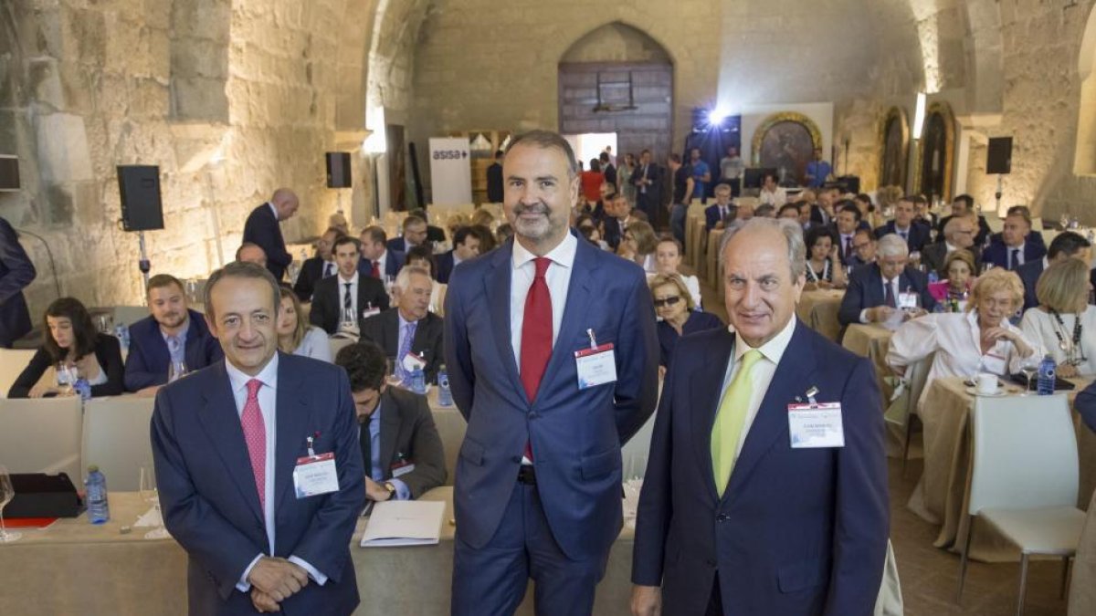 El presidente de EFCL, José Miguel Isidro (I), el presidente de Grupo Siro, Juan Manuel González Serna (D), y el director territorial de Banco Santander, Óscar Calleja (C), presentan el IV congreso Regional de la Empresa Familiar-ICAL