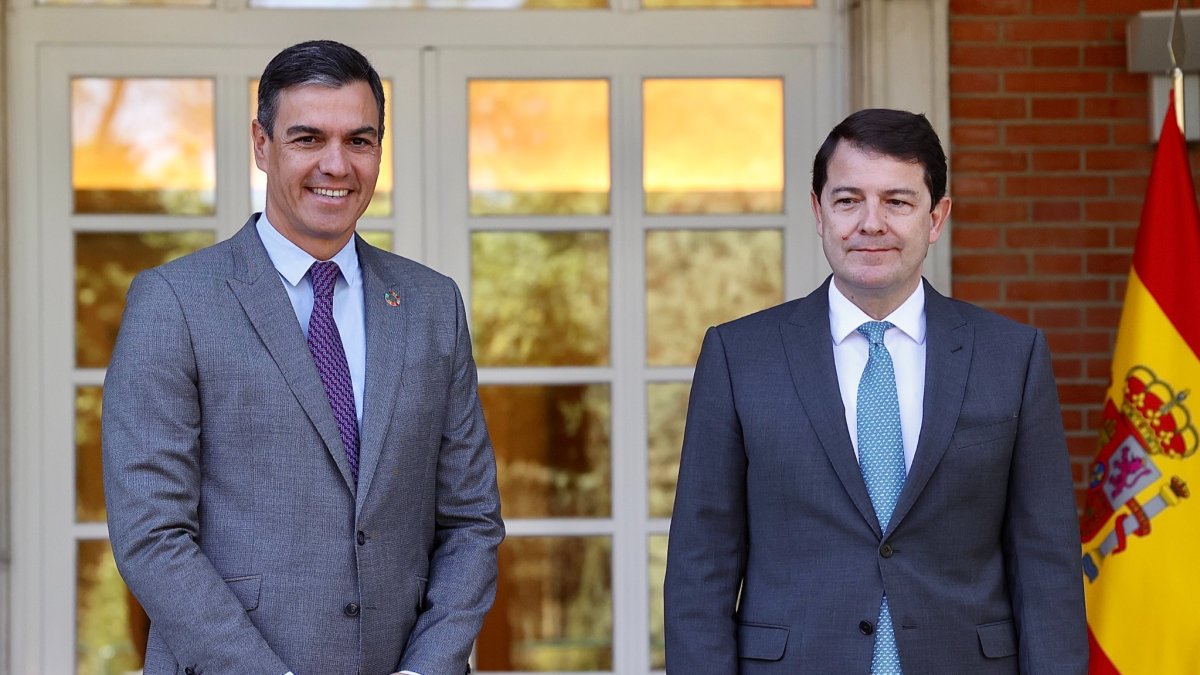 El presidente del Gobierno, Pedro Sánchez, recibe al presidente de la Junta, Alfonso Fernández Mañueco. Imagen de archivo. ICAL