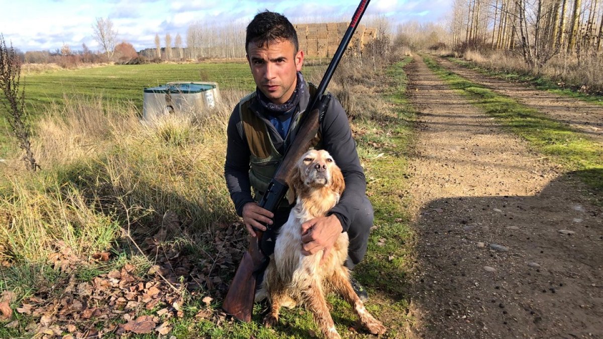 Ricardo Ramos, el campeón de España con su perra y un par de perdices cobradas en un doblete en Villegas. - Leonardo de la Fuente.