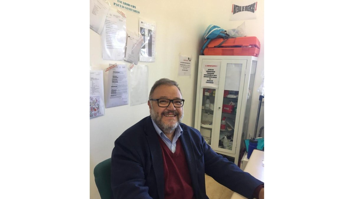 El doctor José Ignacio Calvo en su consulta.-EL MUNDO