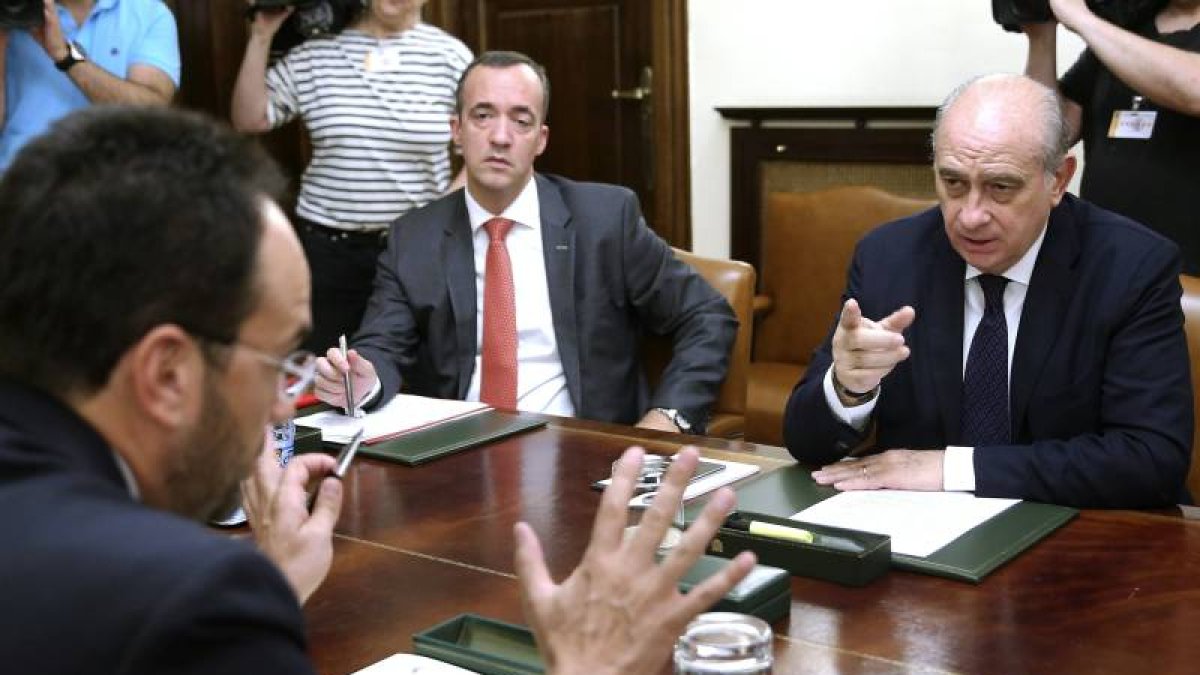 El ministro del Interior, Jorge Fernández Díaz (d), junto al secretario de Estado de Seguridad, Francisco Martínez (2d), y el portavoz del PSOE en el Congreso, Antonio Hernando (i), durante la reunión de la Comisión de Seguimiento del Pacto de Estado cont-Foto: EFE