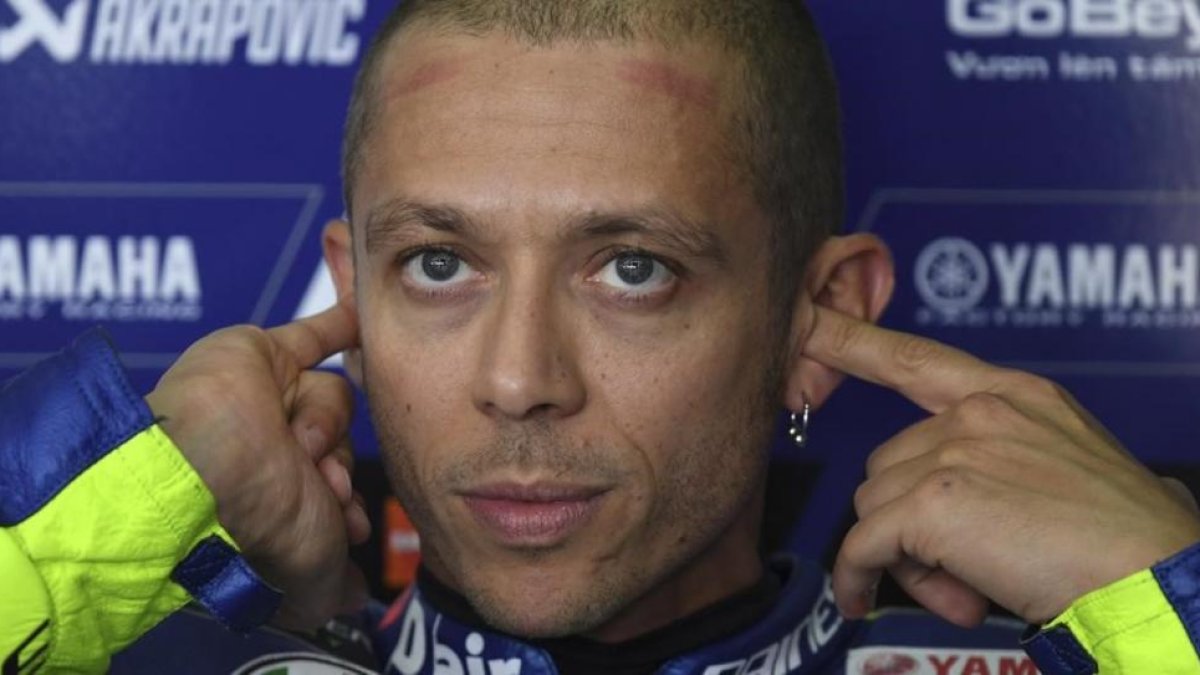 Valentino Rossi (Yamaha) se coloca lo tapones en sus oídos antes de un entrenamiento.-AP / HENDRIK SCHMIDT