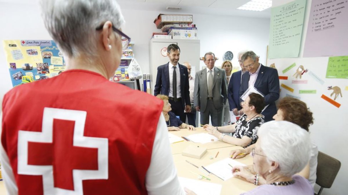 El presidente de Cruz Roja Española, Javier Sennet, realiza una visita a las instalaciones de Cruz Roja Segovia, acompañado por el presidente regional, José Varela-ICAL