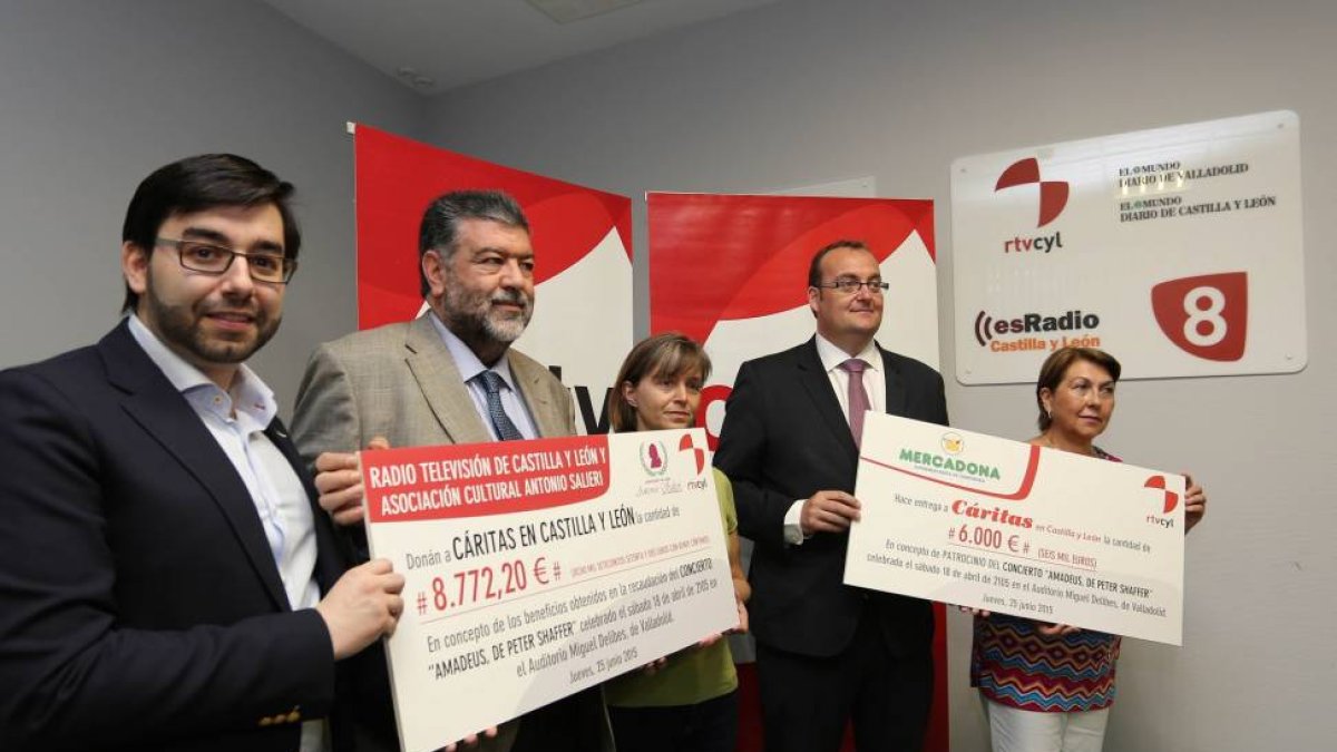 El director de Producción Propia de RTVCyL, Francisco Temprano (2I); el director de Relaciones Externas de Mercadona Castilla y León, Julio Casado; el director del concierto y presidente de la Asociación Cultural Antonio Salieri, Ernesto Monsalve, y Loli -ICAL