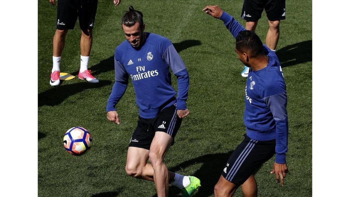 Gareth Bale y Casemiro, durante el entrenamiento de este sábado en la ciudad deportiva de Valdebebas.-KIKO HUESCA