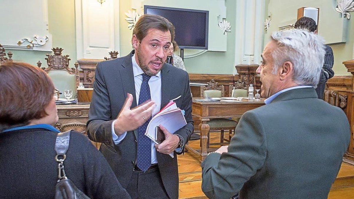 Puente charla con Charo Chávez y Jesús Presencio tras acabar el pleno.-M. A. SANTOS / PHOTOGÉNIC