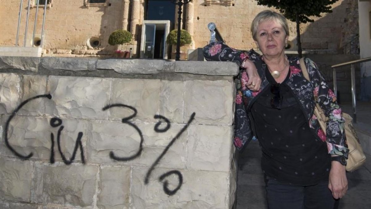 Montserrat Gassull, en una imagen de archivo con el ayuntamiento de Torredembarra al fondo.-