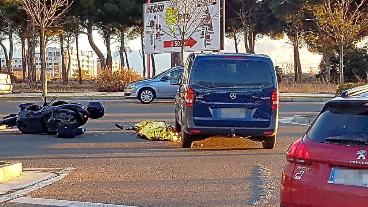 Cuerpo cubierto del motorista fallecido en la glorieta del Pinar de Jalón.-E. M.