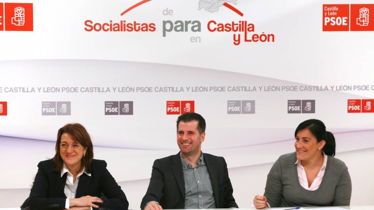 El secretario general del PSOE CyL y candidato a la Presidencia de la Junta, Luis Tudanca, junto a Soraya Rodríguez(I), y Ana Sánchez (D), durante el Consejo Territorial del partido-Ical