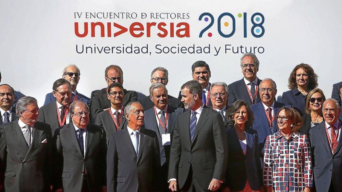 El rey, flanqueado por Rebelo de Sousa y Botín, y Méndez de Vigo y Herrera, a la izquierda, en la foto de familia.-ENRIQUE CARRASCAL