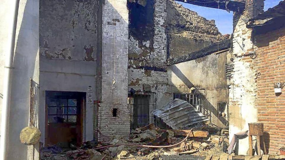 Restos de una de las estructuras del inmueble vista desde el patio, tras el incendio sofocado ayer.-EL MUNDO