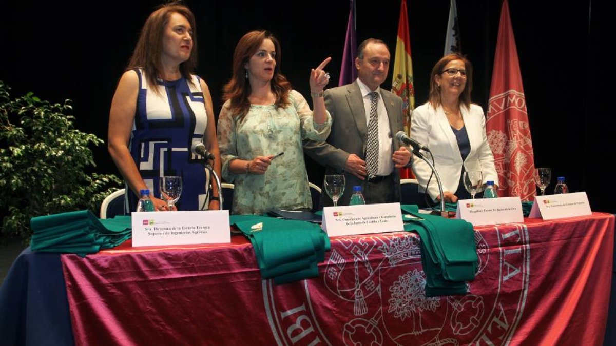 La consejera de Agricultura, Silvia Clemente (2I), junto al directora de la Escuela de Ingenierías Agrarias de Palencia, Josefina Vila; al rector de la Universidad de Valladolid, Daniel Miguel y la vicerrectora del Campus de Palencia, Mercedes Sánchez, as-Ical