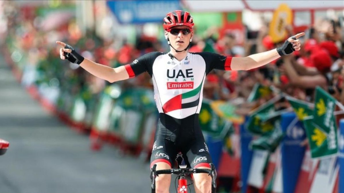 El ciclista esloveno Matej Mohoric, del equipo de Emiratos Árabes Unidos, triunfa en Cuenca-EFE / JAVIER LIZÓN