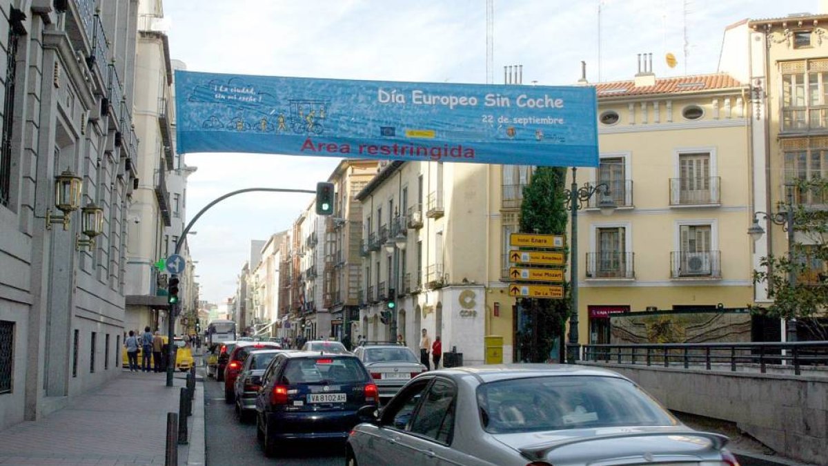 Los coches circulan con normalidad por las calles de Valladolid en el Día Europeo Sin Coche.-ICAL