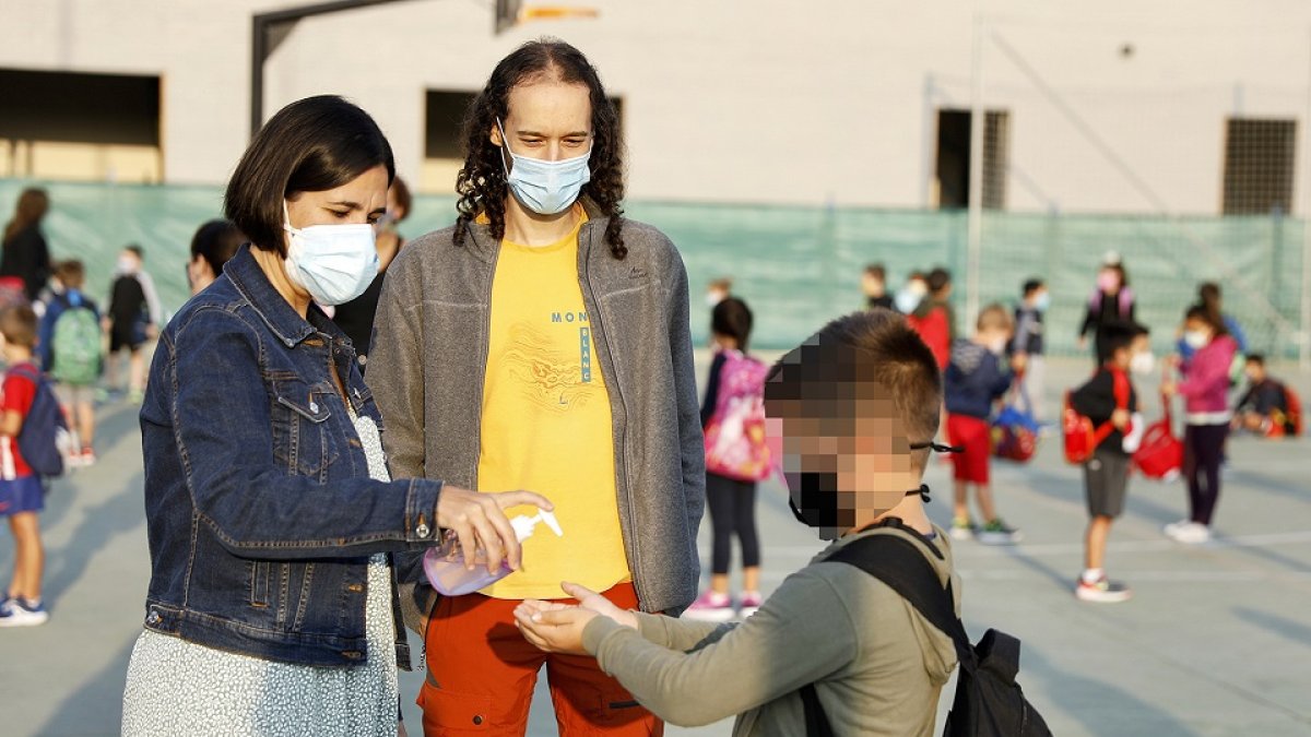Isabel Olea Ulloa, profesora  del colegio de Santovenia, y Eduardo San José, miembro del equipo covid, a la entrada de clase. J. M. LOSTAU