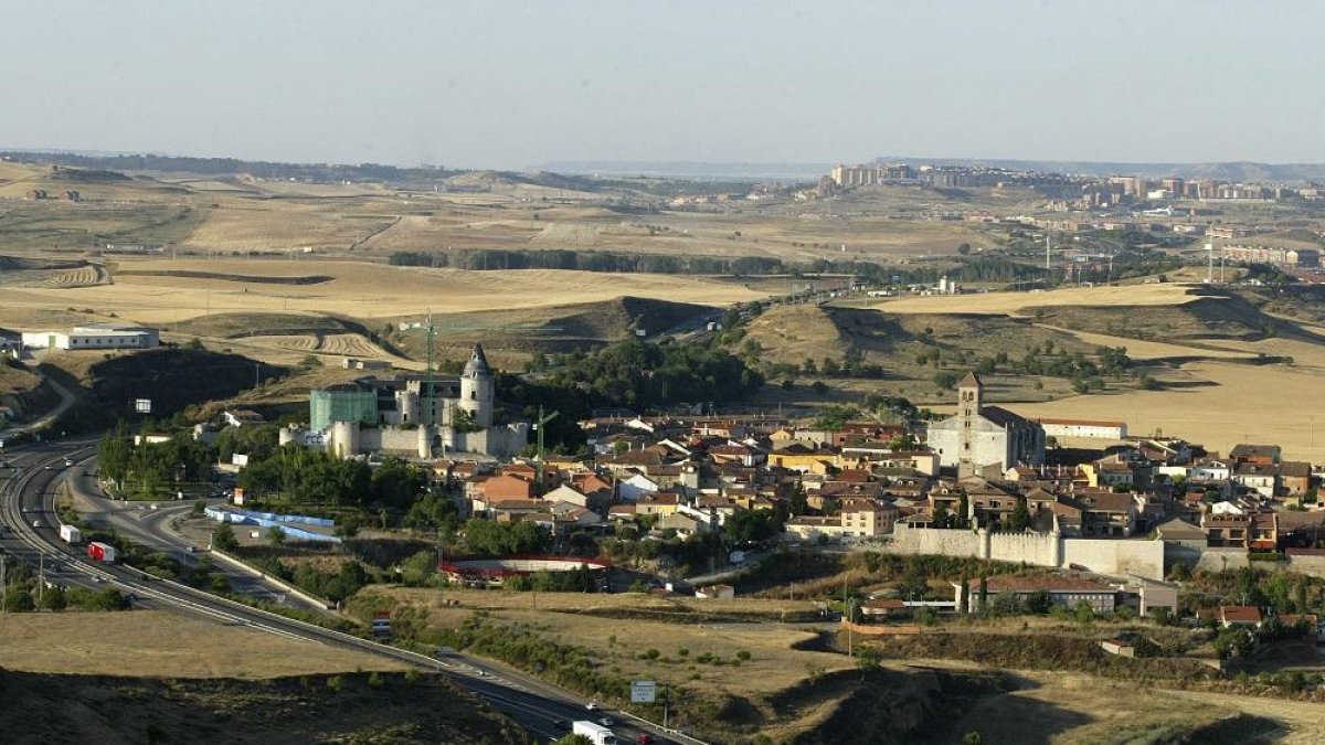 Vista panorámica de la localidad vallisoletanana de Simancas.-ICAL