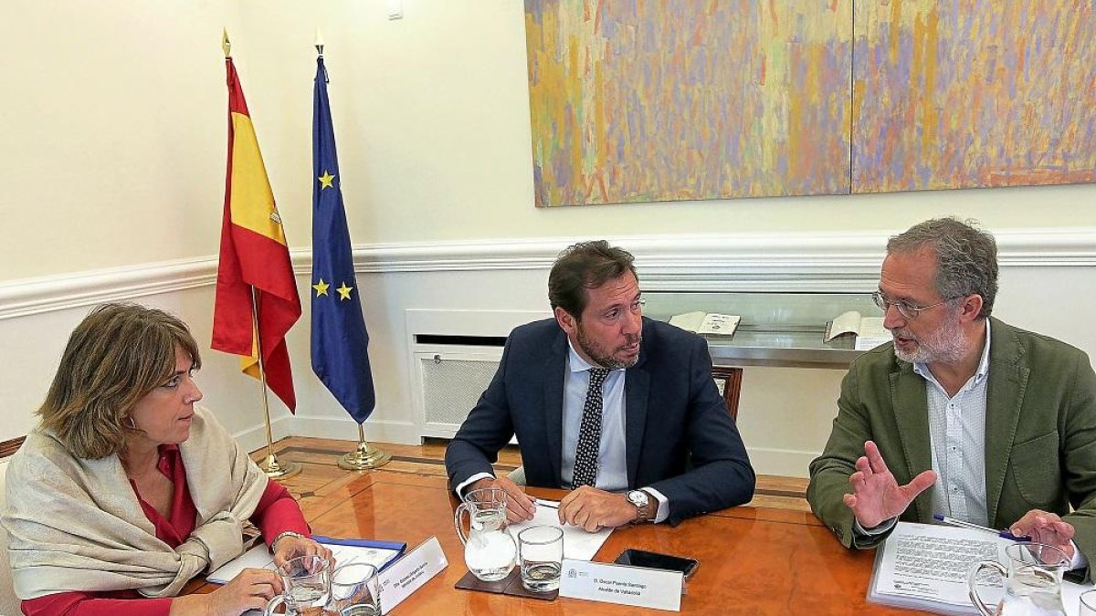 Dolores Delgado, Óscar Puente y Manuel Saravia, momentos previos a la reunión que tuvo lugar en Madrid .-ICAL