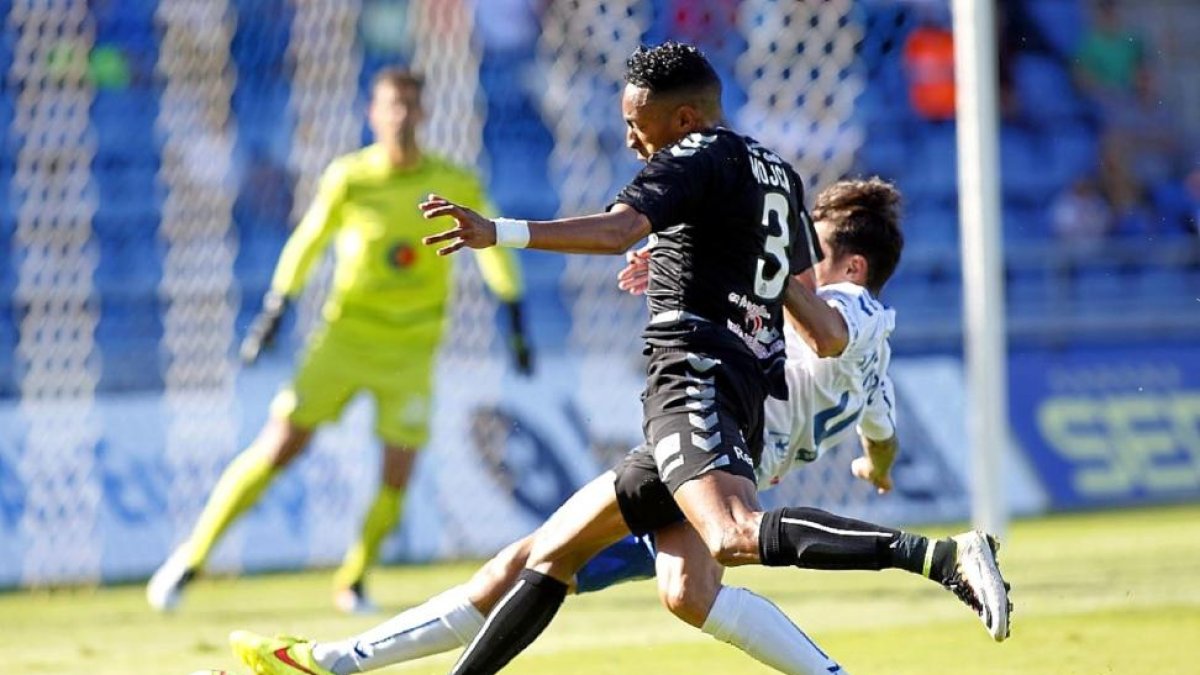 Mojica se dispone a centrar desde la banda en el partido frente al Tenerife.-PHOTO-DEPORTE