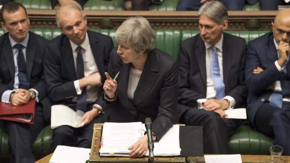 La primera ministra británica, Theresa May, interviene en la Cámara de los Comunes.-MARK DUFFY (AP)