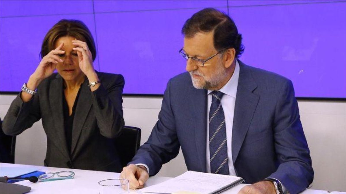 El líder del PP, Mariano Rajoy, y la secretaria general, Dolores de Cospedal, este lunes en la Junta Directiva Nacional del PP.-AGUSTÍN CATALÁN / MADRID