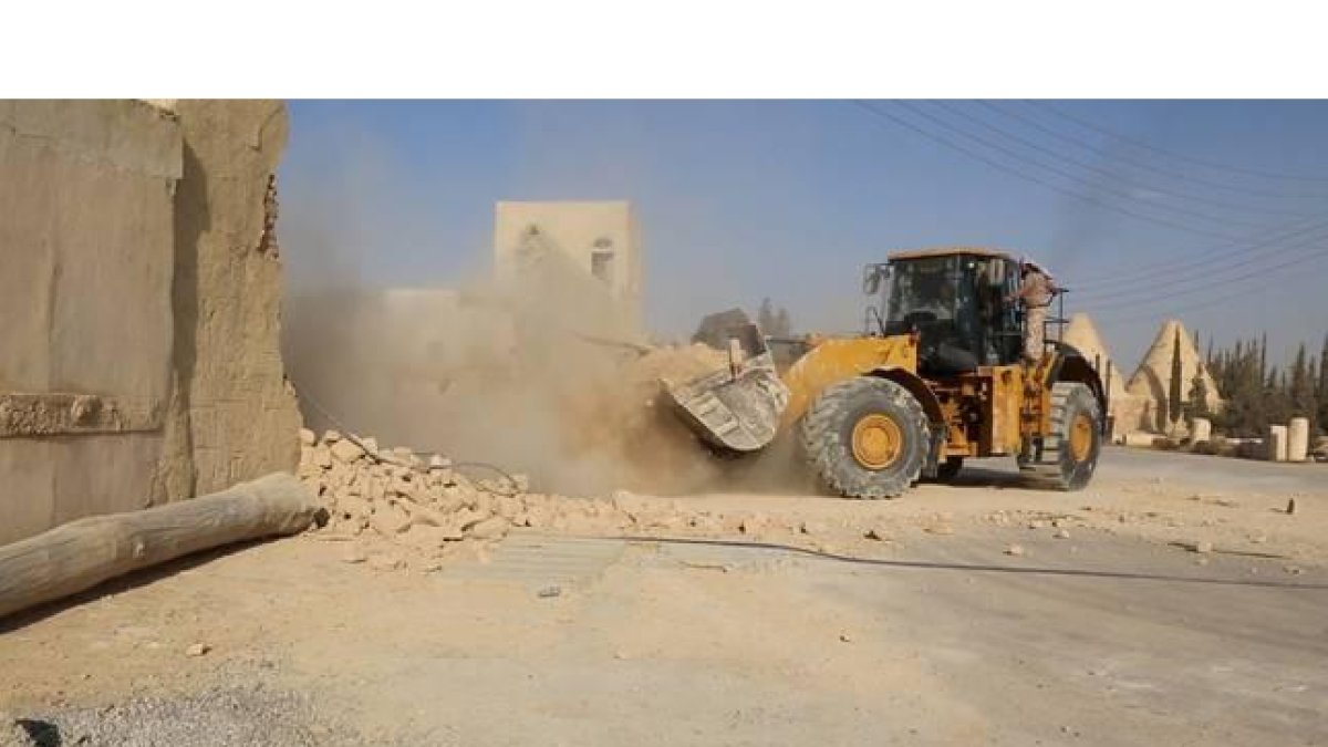 Una excavadora destruye el monasterio de Mar Elian, en Siria.-AP