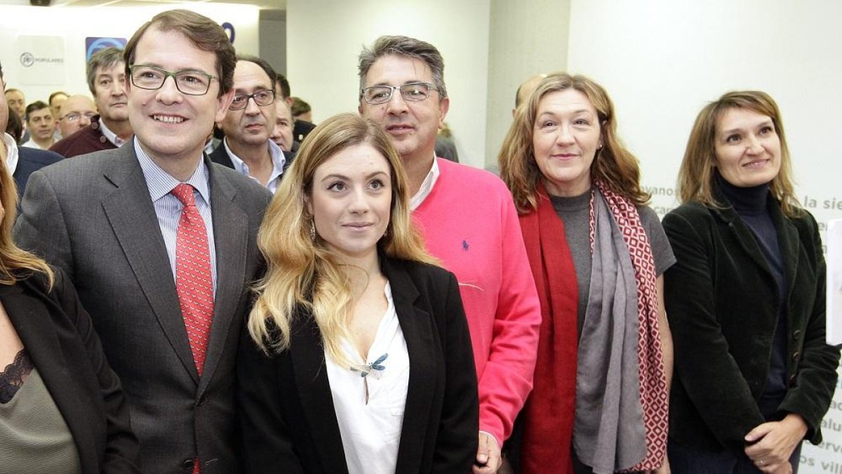Alfonso Fernández Mañueco junto a Raquel López, Jesús Ángel Peregrina, María José Heredia y Rocío Lucas .-LUIS ÁNGEL TEJEDOR