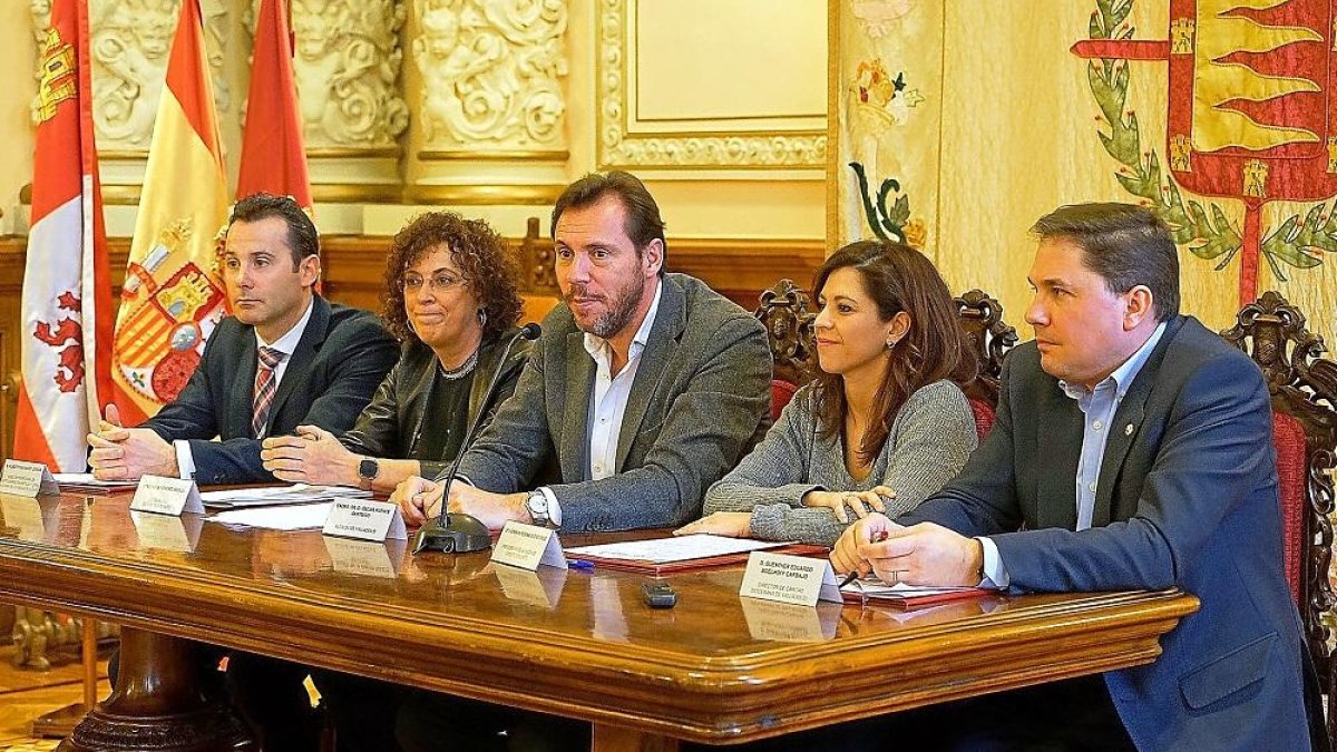 Alberto Navarro, La Caixa, Romero, Puente, Lorena Hernando,  de Juventud Aleste, y Guenther  Eduardo Boelhoff, de Cáritas.-E. M.
