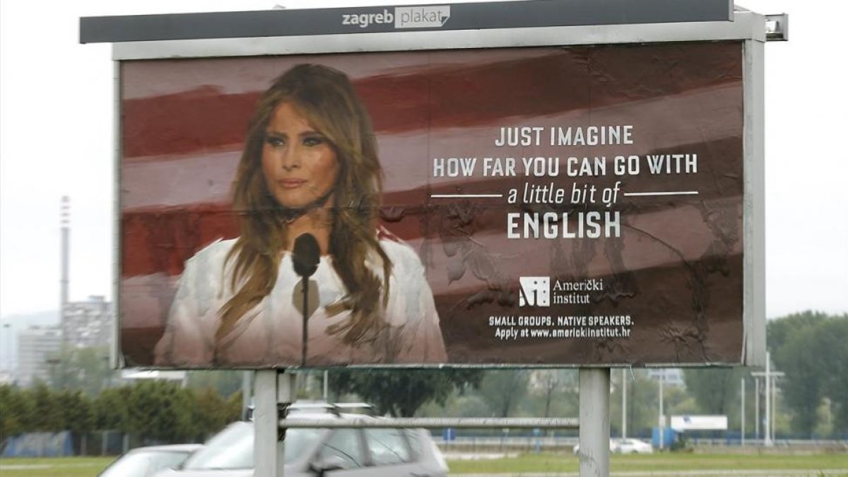 Un cartel con la imagen de Melania en una avenida de Zagred.-EFE / ANTONIO BAT