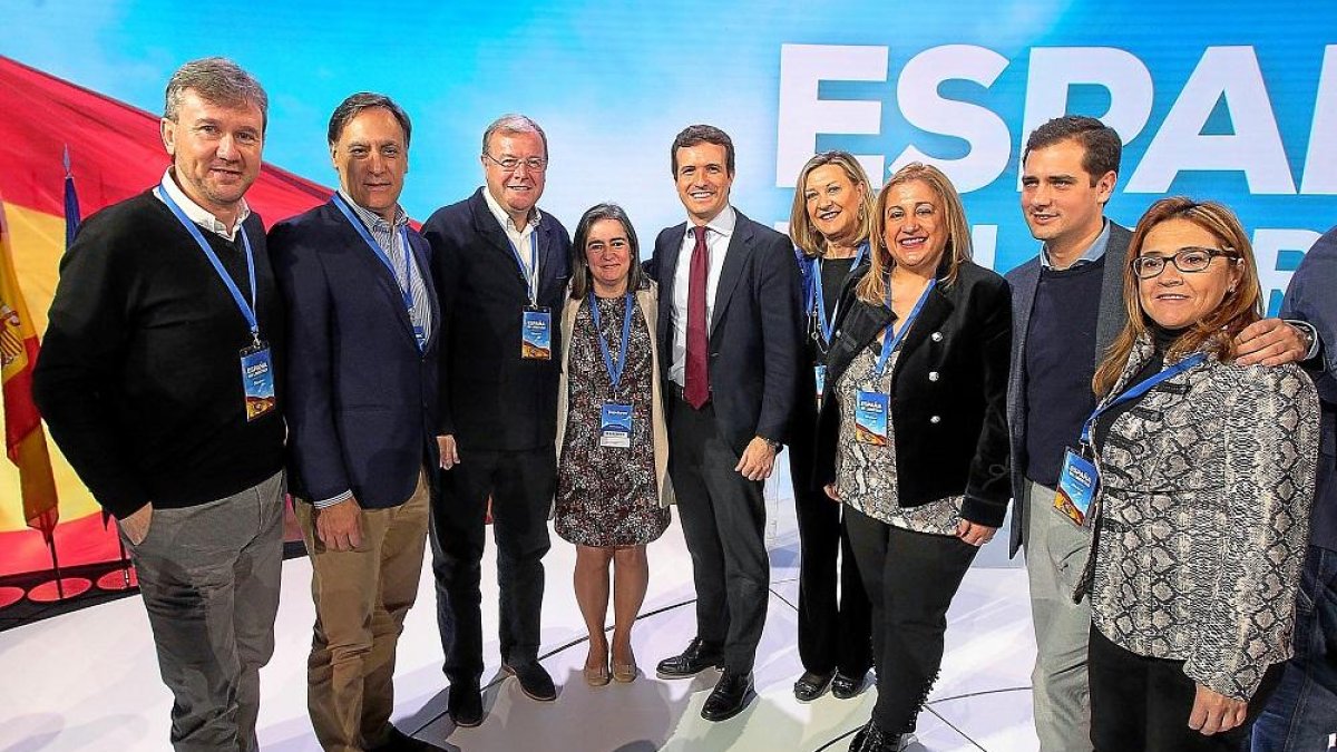 Pablo Casado con candidatos del PPa las alcaldías de las capitales de Castilla y León ayer en la Convención de Madrid.-ICAL