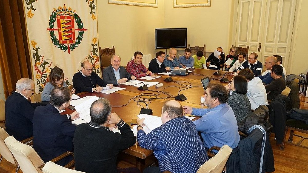 Mesa de negociación en el Ayuntamiento de Valladolid.-EL MUNDO