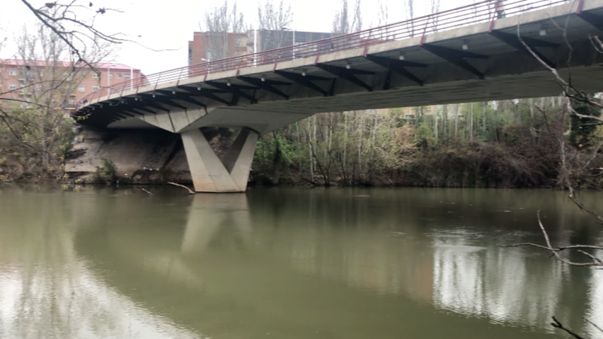 Puente de la Condesa Eylo donde Sied rescató a un joven que cayó al río. / D. M.