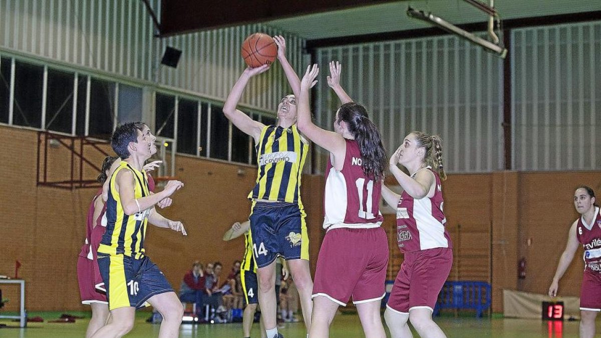 Lara Acevedo se dispone a lanzar frente al Innobasket.-José C. Castillo