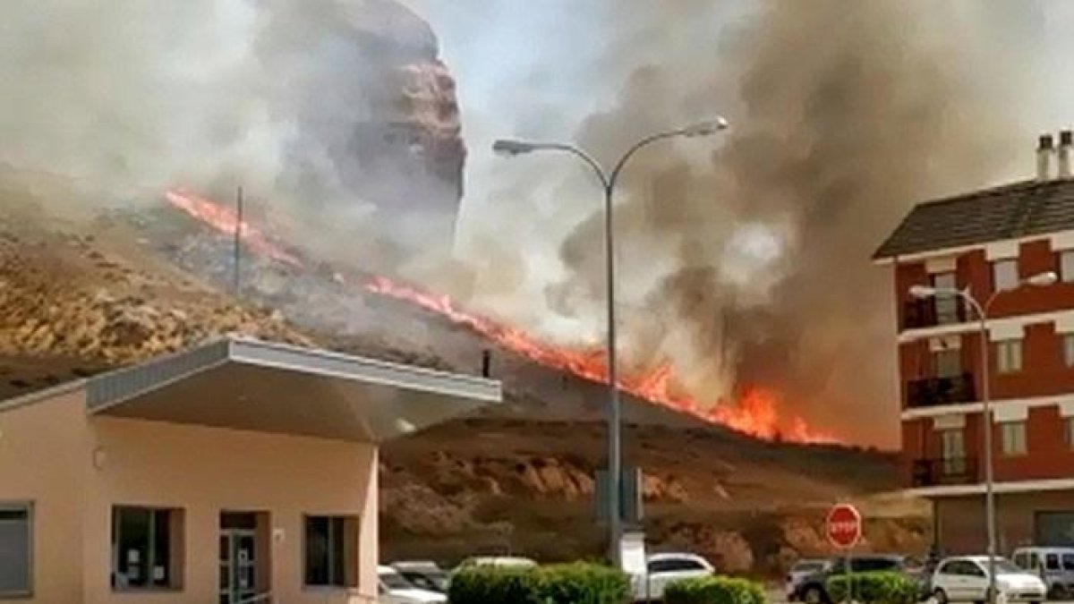 El fuego avanzó por parcelas de cereal e incluso obligó a cortar la N-122 hasta que pudo ser controlado.-HDS