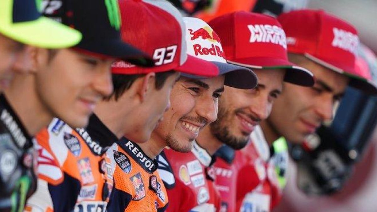 Jorge Lorenzo, entre Marc Márquez y Andrea Dovizioso, en la presentación del Mundial, en Catar.-ALEJANDRO CERESUELA