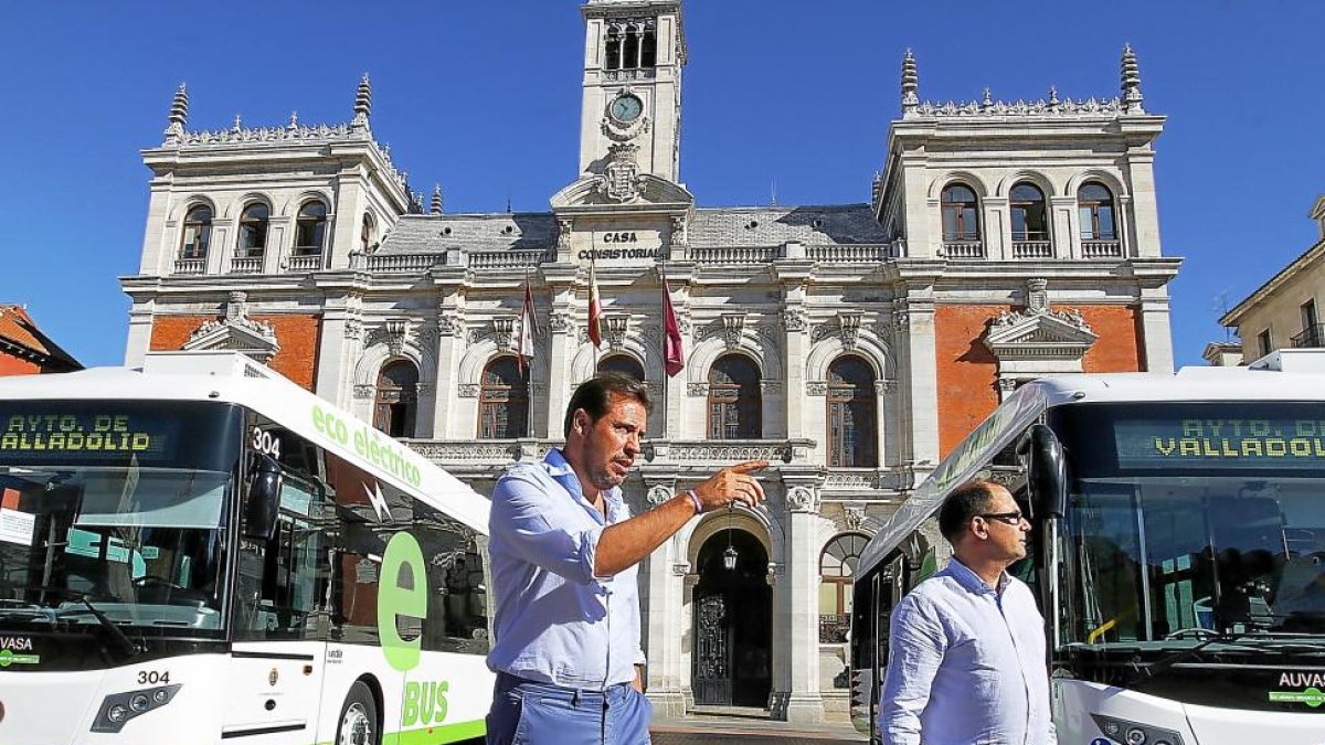 El alcalde de Valladolid, Óscar Puente, junto al concejal de Movilidad, Luis Vélez en la presentación de los 5 autobuses híbridos en la Plaza Mayor.-J. M. LOSTAU