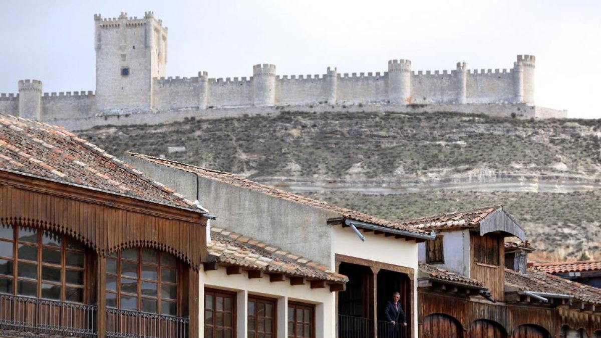 Vista del castillo de Peñafiel desde la Plaza del Coso.-ICAL