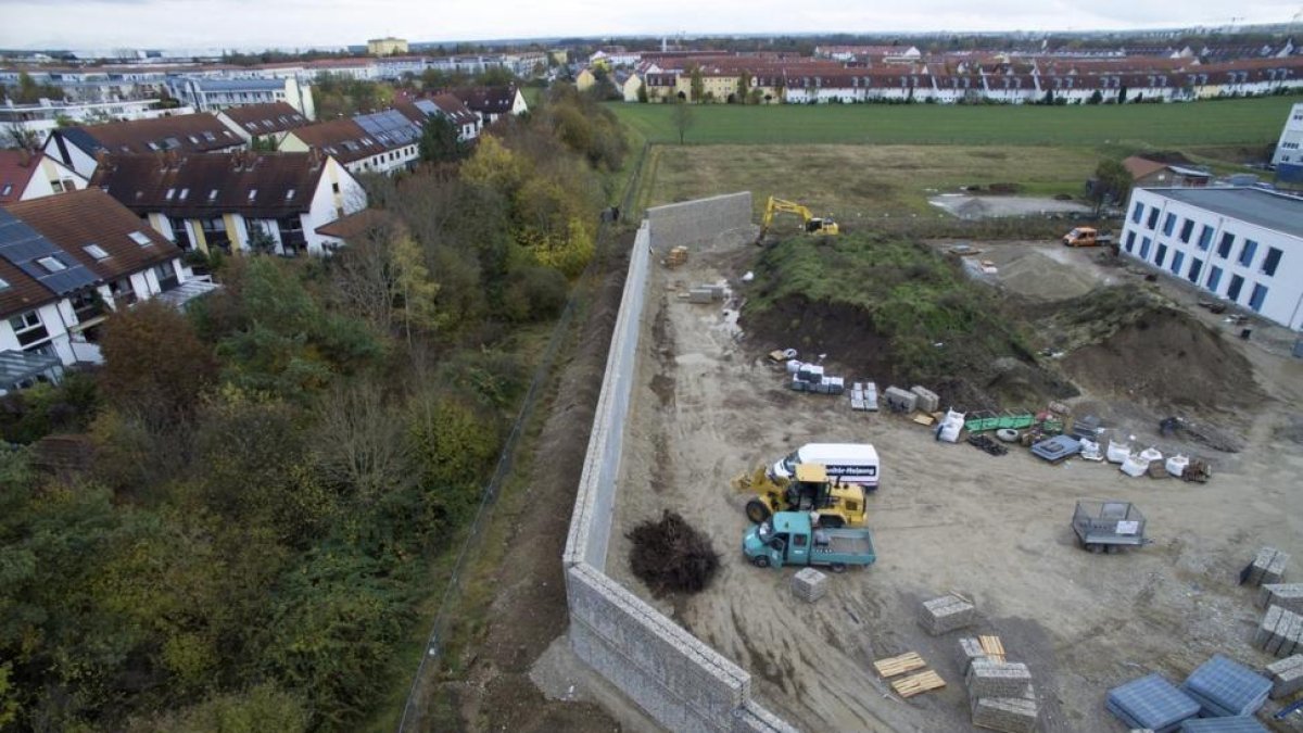 Vista aérea de las obras para la contrucción del muro que rodeará un centro de refugiados en Múnich.-SVEN HOPPE / EFE