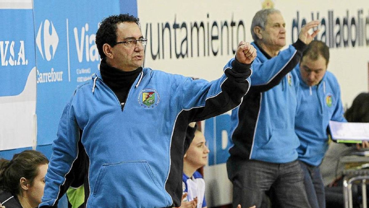 Miguel Á. Peñas, entrenador del Aula Cultural-J.M. Lostau