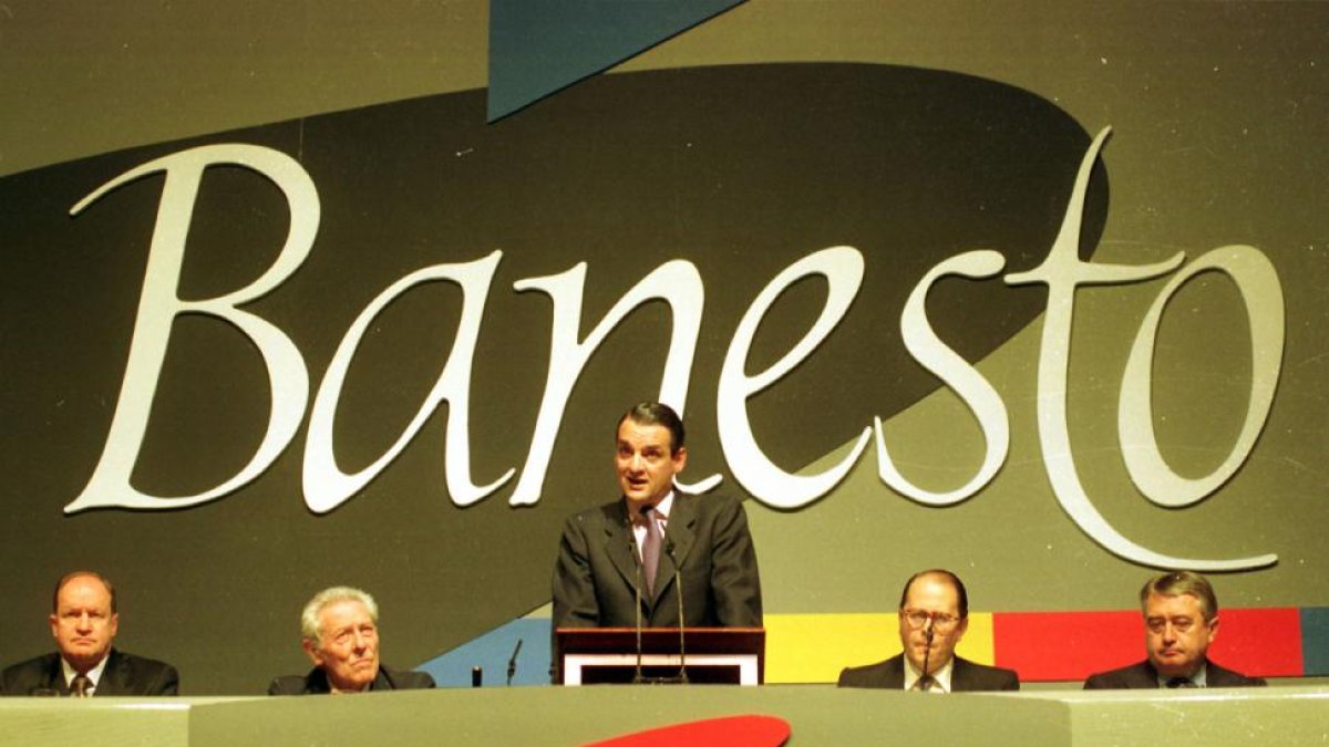 Mario Conde durante una junta de accionistas de Banesto en mayo de 1993.-ANTONIO GIMÉNEZ