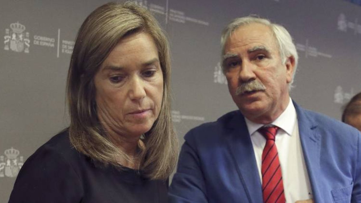 La ministra de Sanidad, Ana Mato, junto al director general de Atención Primaria de la Comunidad de Madrid, Antonio Alemany, durante la rueda de prensa que ha ofrecido hoy, en la sede del Ministerio, en la que ha confirmado el contagio por ébola de una en-Foto: EFE / BALLESTEROS