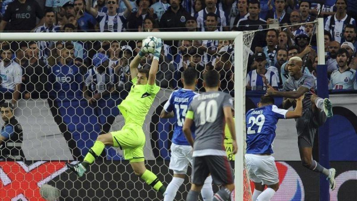 Casillas captura el balón durante el partido de la Champions ante el Besitkas.-PAULO DUARTE (AP)