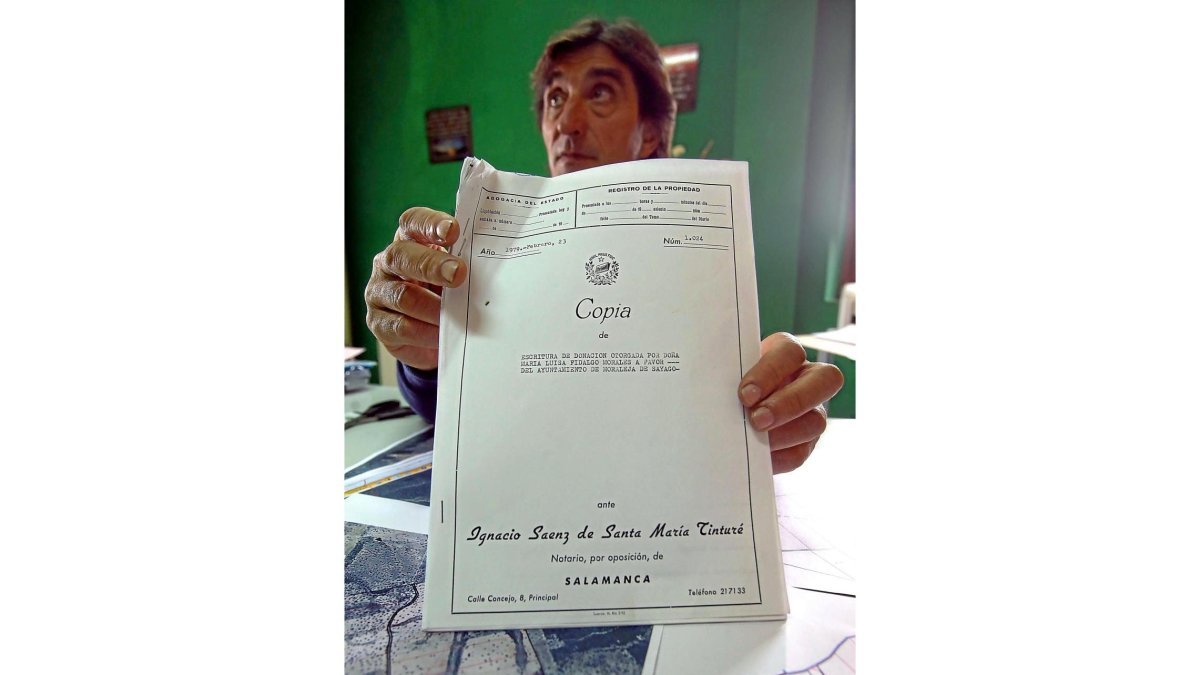 El alcalde, con el testamento.-ICAL