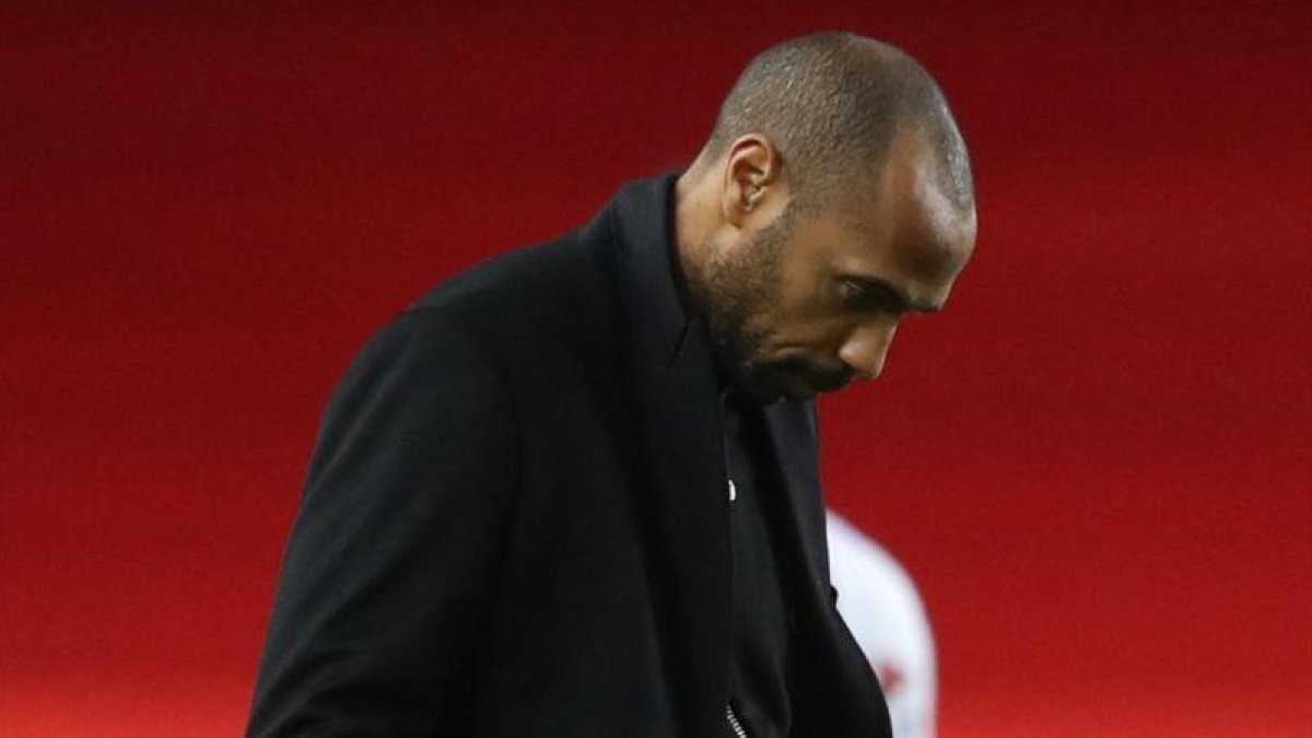 Henry, cabizbajo después de perder ante el Guingamp.-AFP / VALERY HACHE