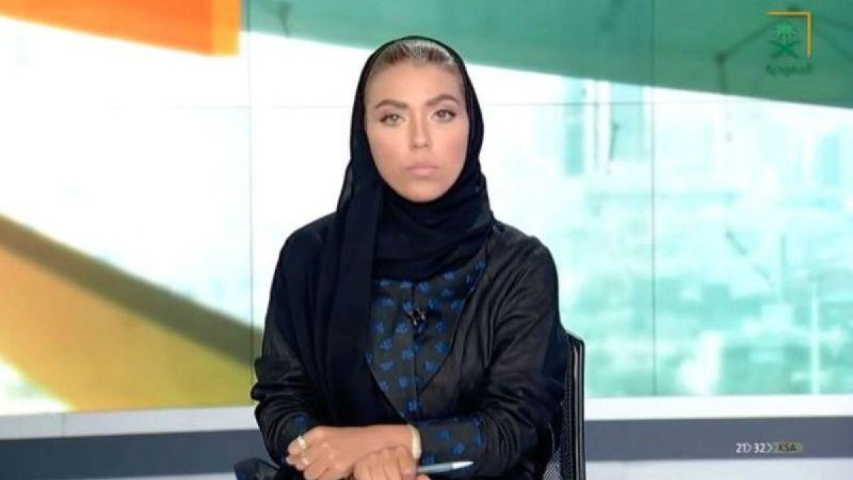Waem al Dajil, durante su primer informativo como presentadora en la televisión estatal saudí.-EL PERIÓDICO