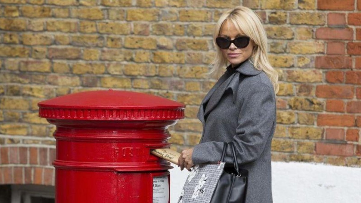 Pamela Anderson posa ante los fotográfos, mientras envía la carta a la primera ministra británica, Theresa Mai.-AP / GRAND POLLARD