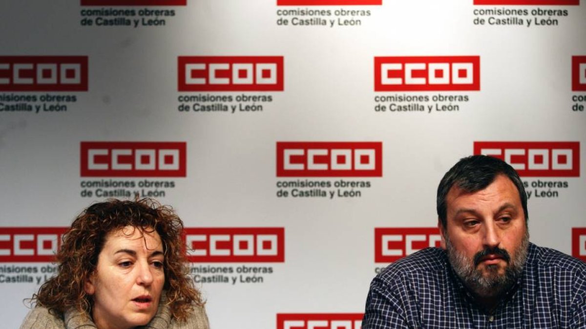 La secretaria de Acción sindical de CCOO Construcción y Servicios Castilla y León Lourdes Herrero y su homólogo provincial, Antonio Estrada, informan sobre el conflicto de Cleanet-Ical